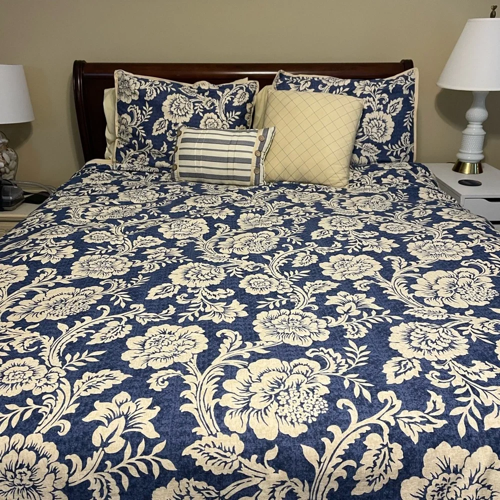 Madison Park 8 piece (no red pillow) Queen reversible duvet set